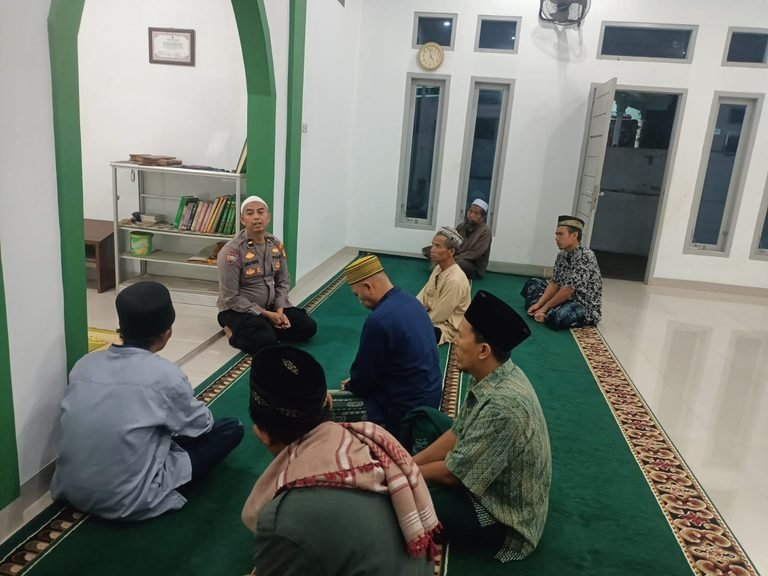 Pererat Silaturahmi dengan Masyarakat, Polsek Keluang Laksanakan Sholat Subuh Keliling dan Sampaikan Imbauan Kamtibmas